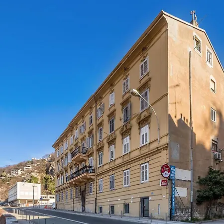 2 Bedroom Lovely In Appartement Rijeka